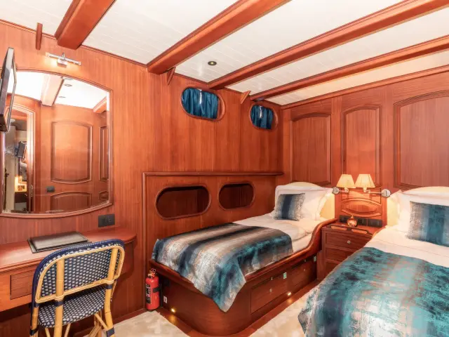 Yacht Voyage cabin