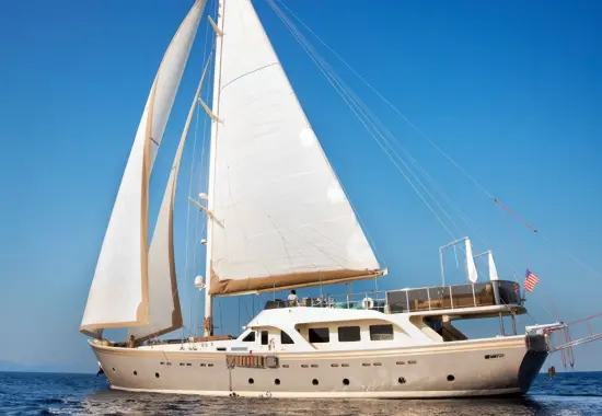 Yacht Mermaid sailing