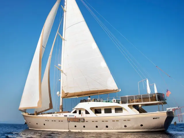 Yacht Mermaid sailing