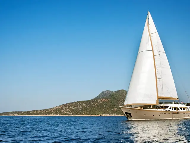 Yacht Mermaid sailing