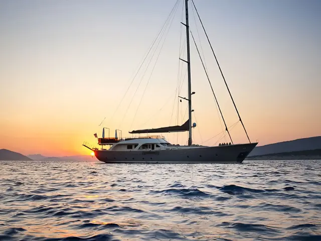 Yacht Mermaid side profile