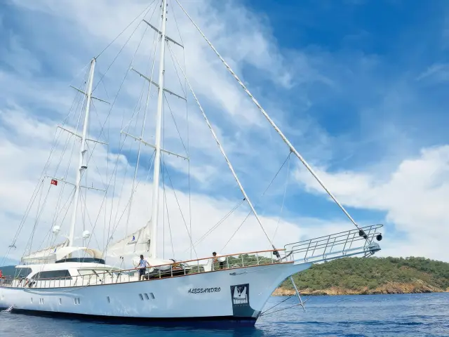 Yacht Alessandro side view