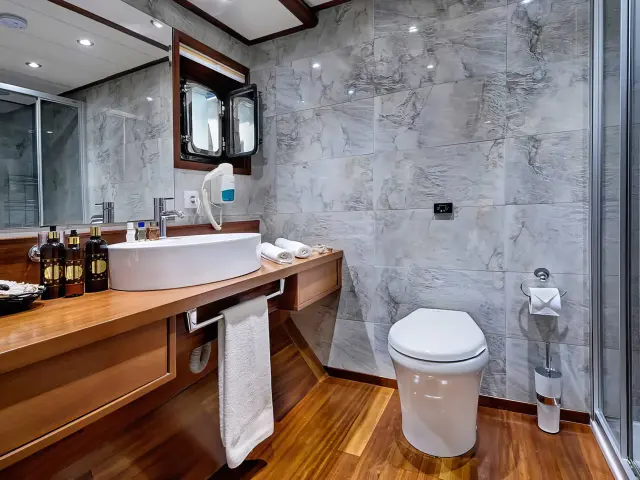 Yacht Alessandro cabin bathroom