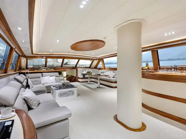 Yacht Alessandro saloon