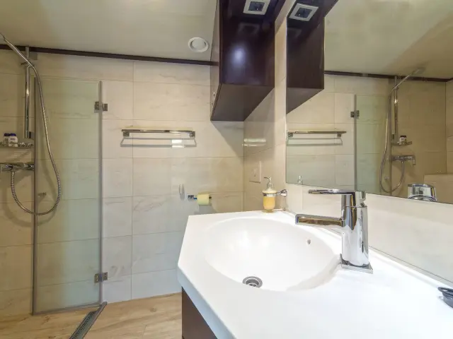Yacht Navilux cabin bathroom