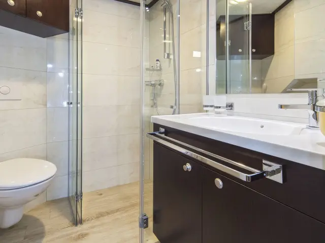 Yacht Navilux cabin bathroom