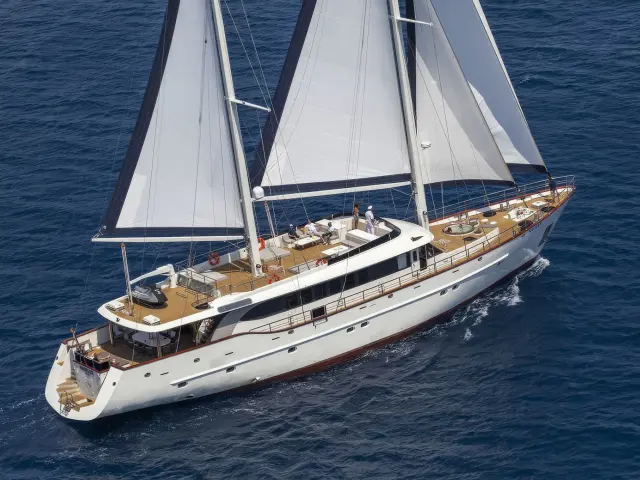 Yacht Navilux sailing
