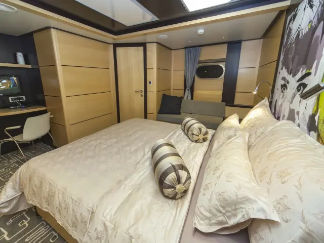 Yacht Navilux cabin