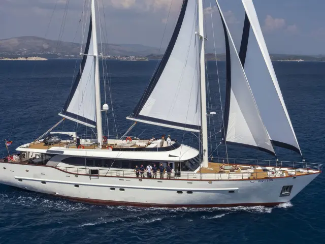 Yacht Navilux sailing