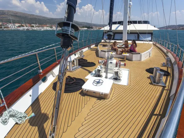 Yacht Navilux deck