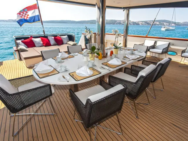 Yacht Navilux dining
