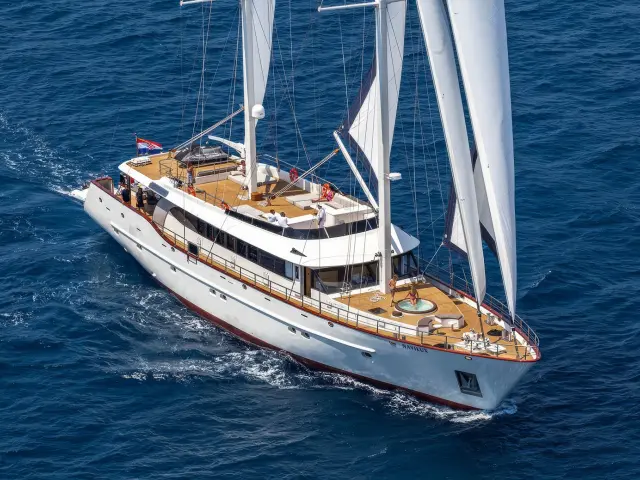 Yacht Navilux sailing