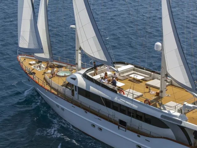 Yacht Navilux sailing