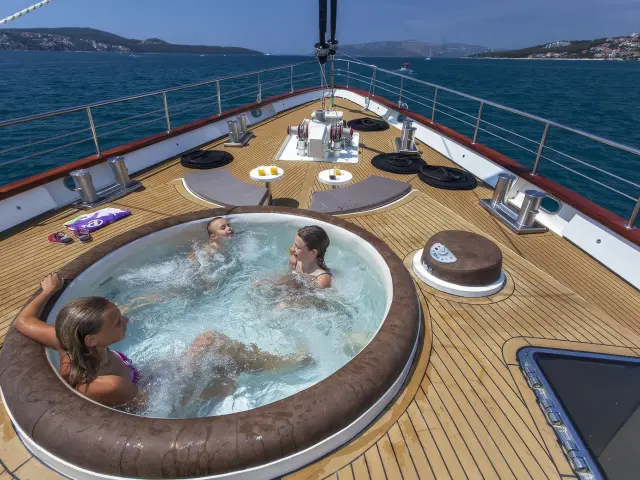 Yacht Navilux Jacuzzi