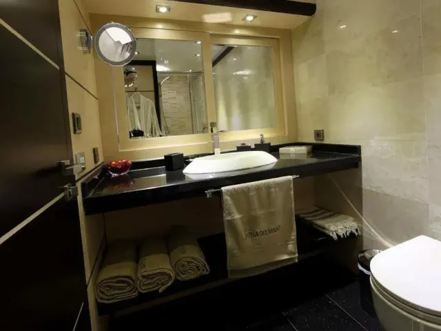 Yacht Perla Del Mare cabin bathroom