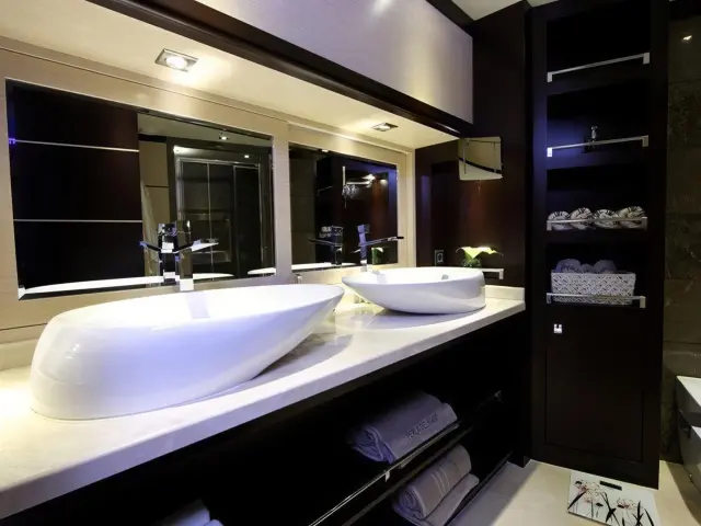 Yacht Perla Del Mare cabin bathroom