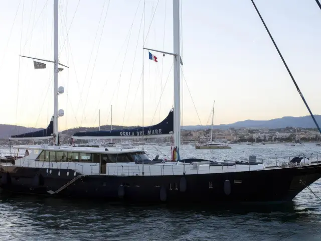 Yacht Perla Del Mare side view