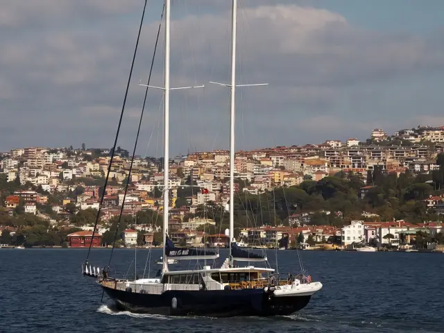 Yacht Perla Del Mare side view