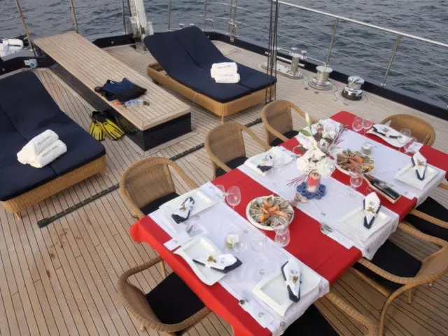 Yacht Perla Del Mare dining table
