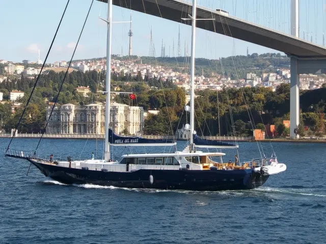 Yacht Perla Del Mare side view