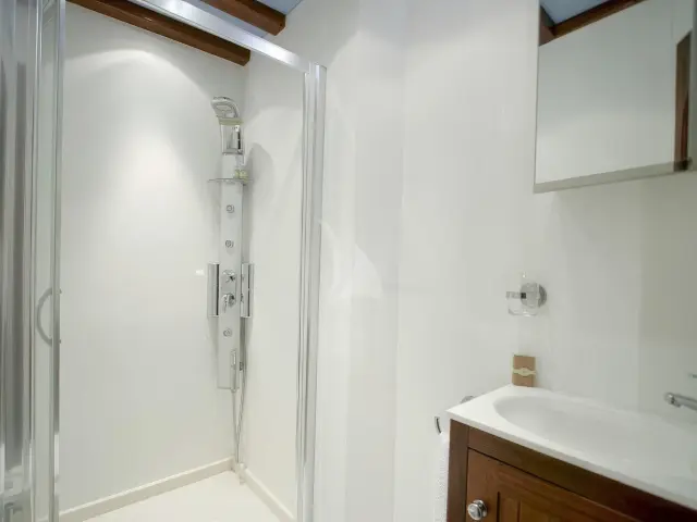 Yacht Matina cabin bathroom