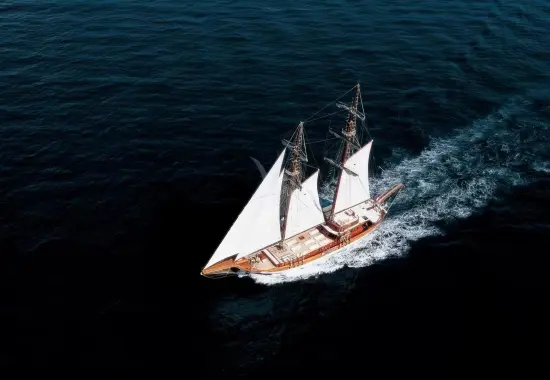 Yacht Matina sailing