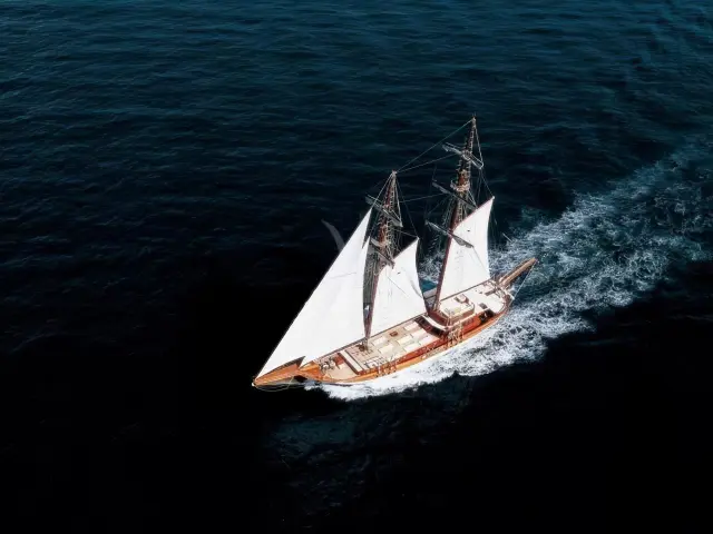 Yacht Matina sailing