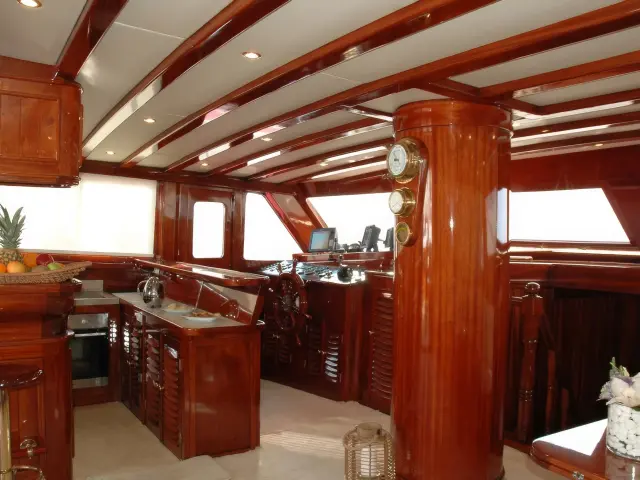 Yacht Matina saloon