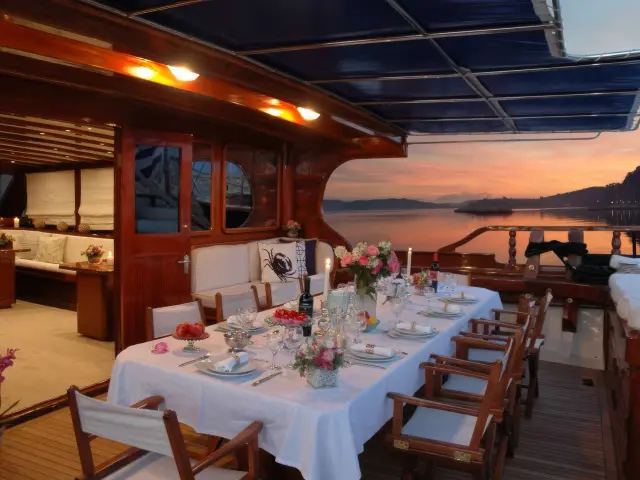 Yacht Matina dining table