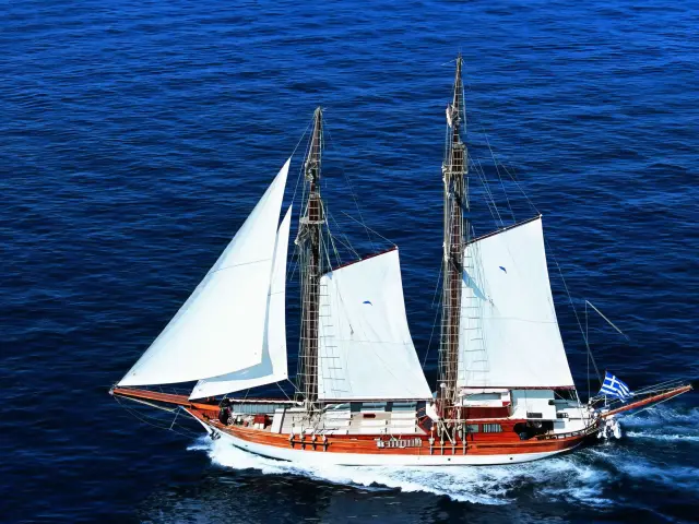 Yacht Matina sailing