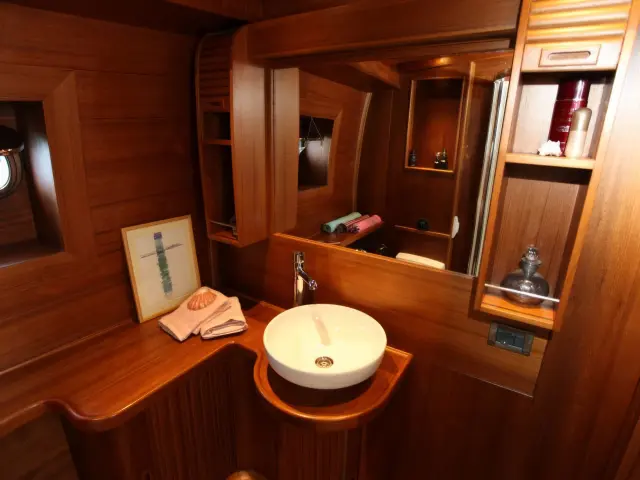 Yacht Cakiryildiz cabin bathroom