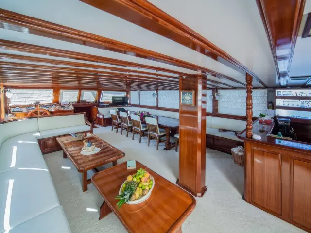 Yacht Stella Maris saloon