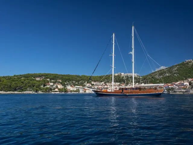 Yacht Stella Maris side view