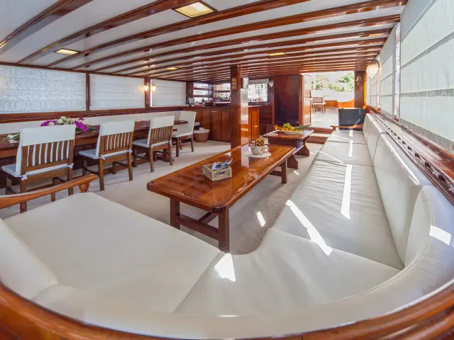 Yacht Stella Maris saloon