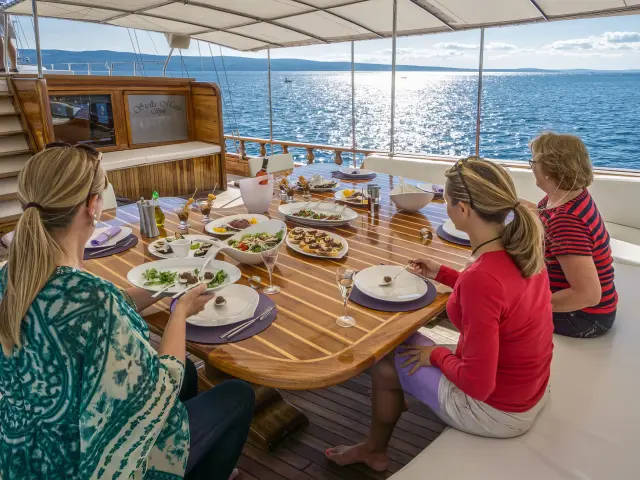 Yacht Stella Maris dining table