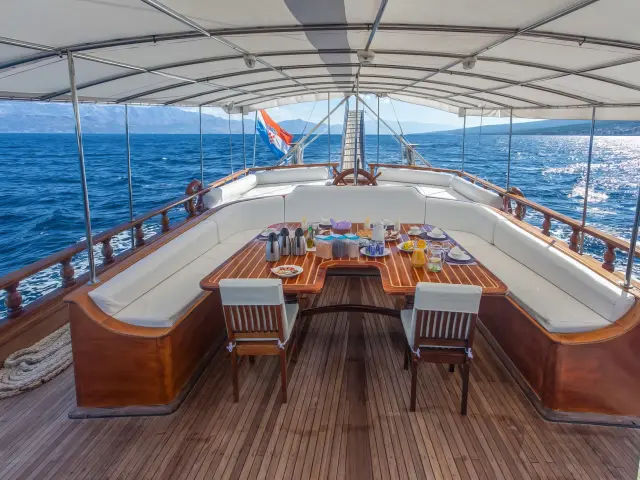 Yacht Stella Maris dining table