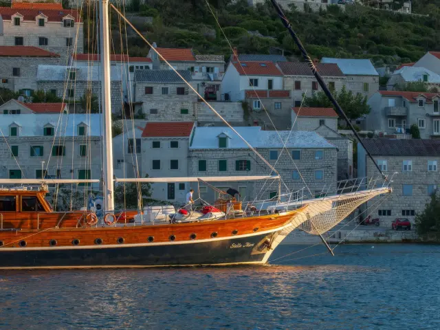 Yacht Stella Maris side profile