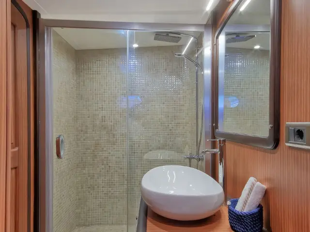 Yacht Queen of Salmakis cabin bathroom