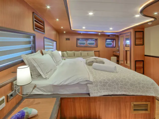 Yacht Queen of Salmakis cabin bed