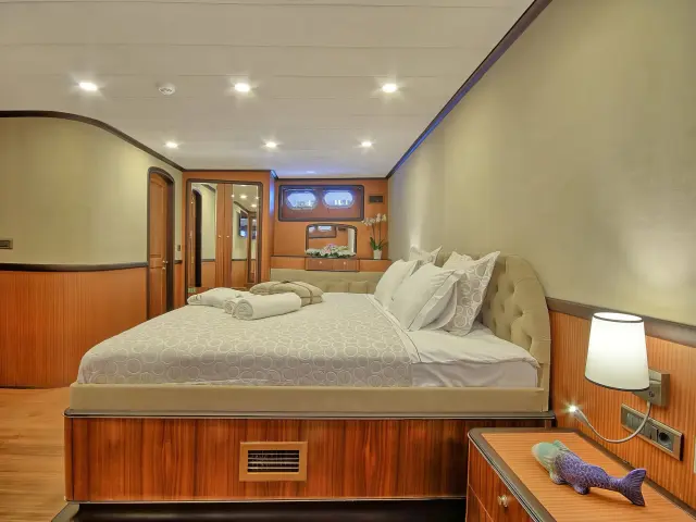 Yacht Queen of Salmakis cabin