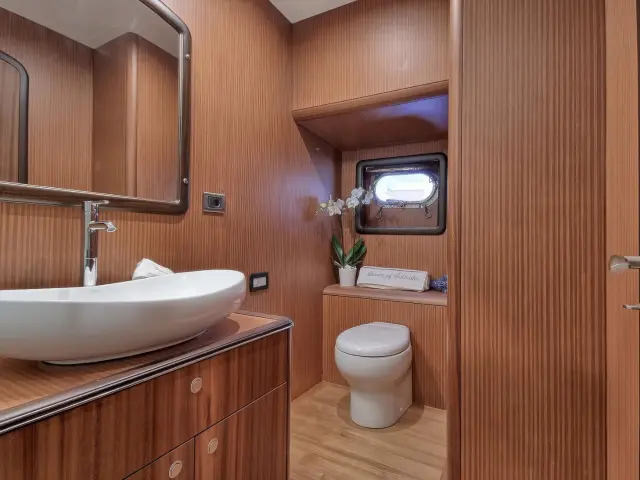 Yacht Queen of Salmakis cabin bathroom
