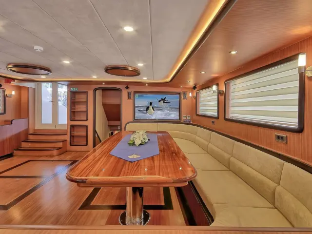 Yacht Queen of Salmakis saloon