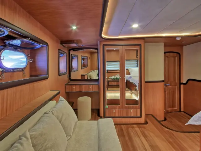 Yacht Queen of Salmakis cabin