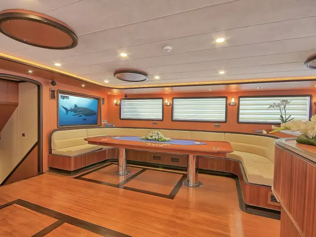 Yacht Queen of Salmakis saloon