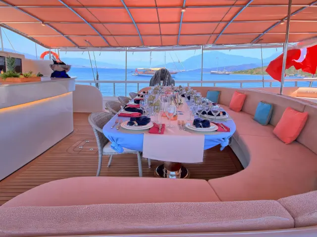 Yacht Queen of Salmakis dining table