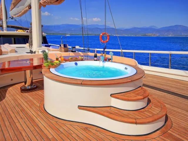Yacht Queen of Salmakis Jacuzzi
