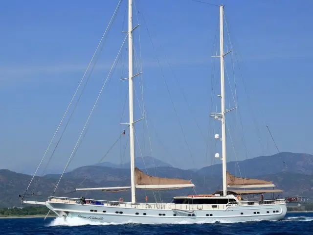 Yacht Queen of Salmakis side view