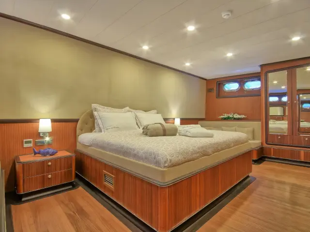 Yacht Queen of Salmakis cabin