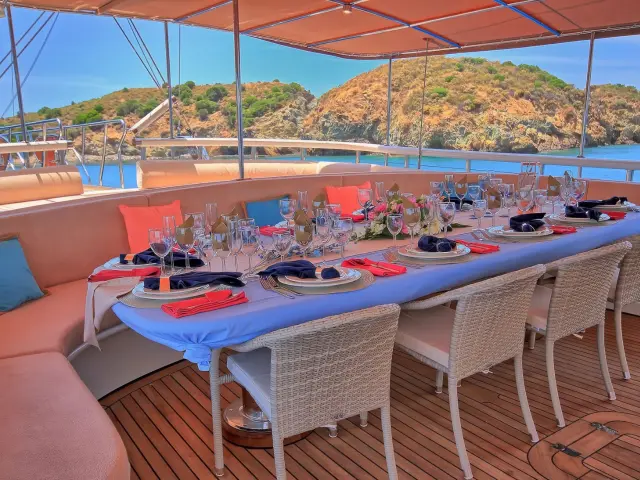Yacht Queen of Salmakis dining table