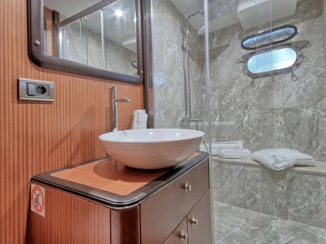 Yacht Queen of Salmakis cabin bathroom